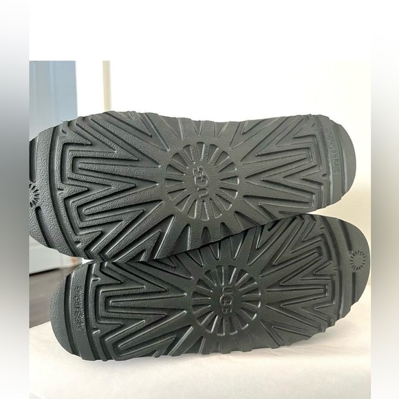 NWT UGG Cable Boot - Picture 13 of 14